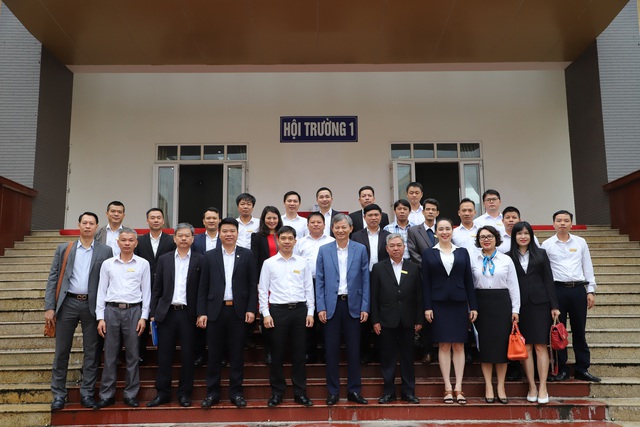 Tổng Giám đốc EVN Trần Đình Nhân và lãnh đạo Tổng công ty Điện lực miền Bắc thăm và chúc mừng các đơn vị đào tạo nhân Ngày Hiến chương Nhà giáo Việt Nam 20/11 - Ảnh 3.