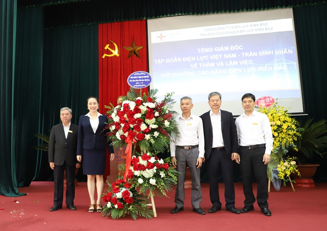 Tổng Giám đốc EVN Trần Đình Nhân và lãnh đạo Tổng công ty Điện lực miền Bắc thăm và chúc mừng các đơn vị đào tạo nhân Ngày Hiến chương Nhà giáo Việt Nam 20/11 - Ảnh 4.