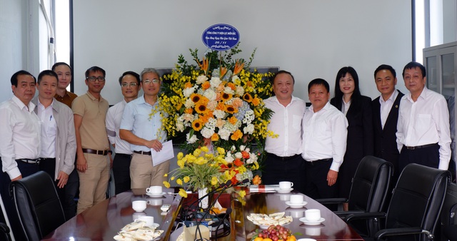 Tổng Giám đốc EVN Trần Đình Nhân và lãnh đạo Tổng công ty Điện lực miền Bắc thăm và chúc mừng các đơn vị đào tạo nhân Ngày Hiến chương Nhà giáo Việt Nam 20/11 - Ảnh 6.