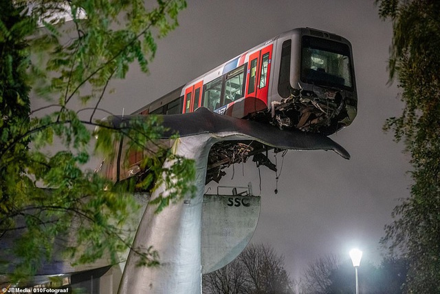  Tàu metro lao qua rào chắn, nằm vắt vẻo trên đuôi cá voi  - Ảnh 2.