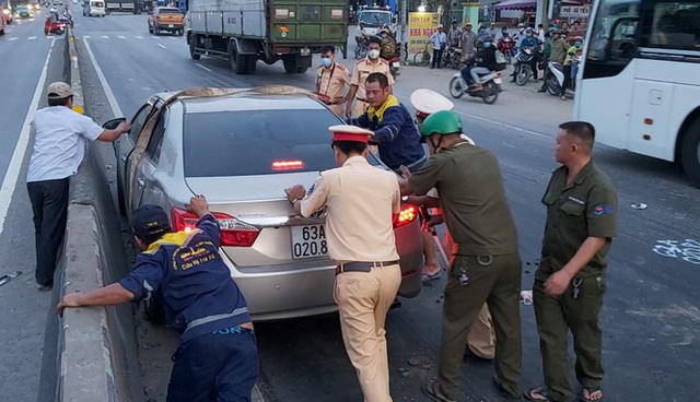 Xế hộp phơi bụng trên quốc lộ 1A sau cú va chạm kinh hoàng - Ảnh 2.