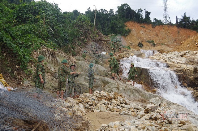 Ngăn đập, nắn dòng chảy tìm kiếm 12 công nhân mất tích ở Rào Trăng 3 - Ảnh 3.