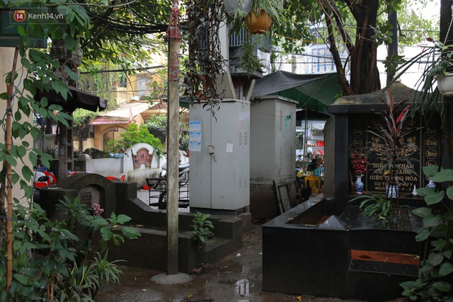 Cận cảnh nghĩa địa trong phố Hà Nội: Nơi người dân vẫn vô tư ăn uống, vui chơi bên cạnh mộ người chết - Ảnh 12.