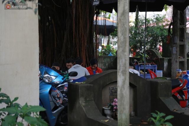 Cận cảnh nghĩa địa trong phố Hà Nội: Nơi người dân vẫn vô tư ăn uống, vui chơi bên cạnh mộ người chết - Ảnh 13.
