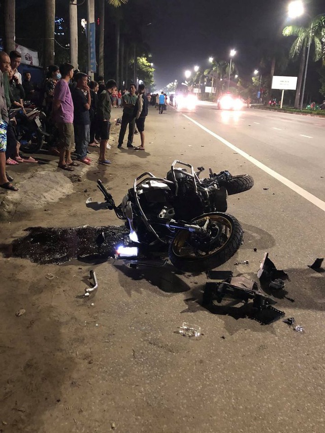 Clip ghi lại hoảnh khắc kinh hoàng khi mô tô BMW tông vào xe máy văng hàng chục mét rồi bốc cháy trên đường - Ảnh 4.