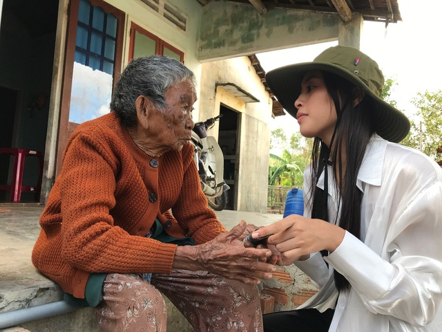 “Bà trùm Hoa hậu” cùng dàn người đẹp trao số tiền lớn cho mỗi hộ dân sập nhà ở Quảng Ngãi - Ảnh 5.