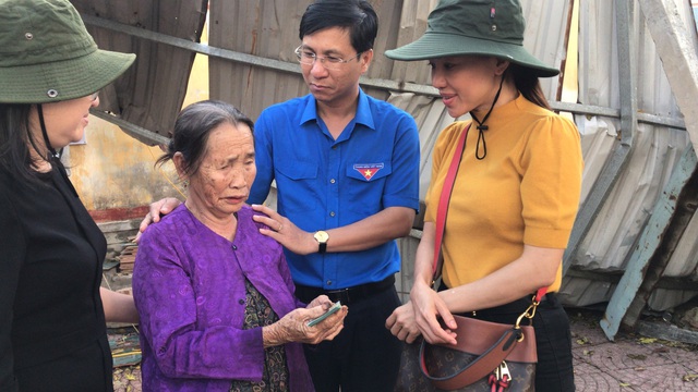 “Bà trùm Hoa hậu” cùng dàn người đẹp trao số tiền lớn cho mỗi hộ dân sập nhà ở Quảng Ngãi - Ảnh 2.