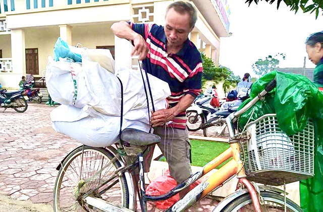 Báo Gia đình và Xã hội cùng các nhà hảo tâm đến thăm và trao quà cho đồng bào vùng lũ Hà Tĩnh - Ảnh 11.