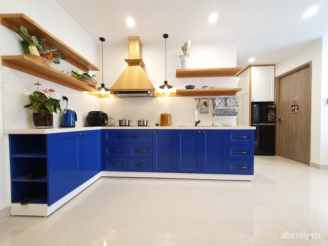 Bếp nhỏ xinh trong căn hộ vỏn vẹn 55m² với điểm nhấn yên bình màu trắng - xanh có chi phí hoàn thiện 40 triệu đồng ở Hà Nội - Ảnh 3.