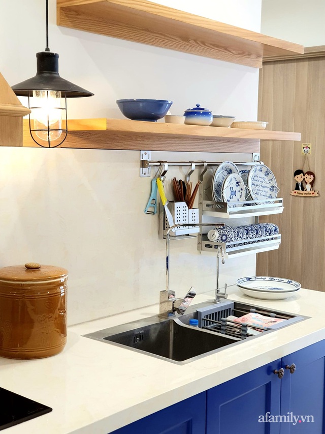 Bếp nhỏ xinh trong căn hộ vỏn vẹn 55m² với điểm nhấn yên bình màu trắng - xanh có chi phí hoàn thiện 40 triệu đồng ở Hà Nội - Ảnh 8.