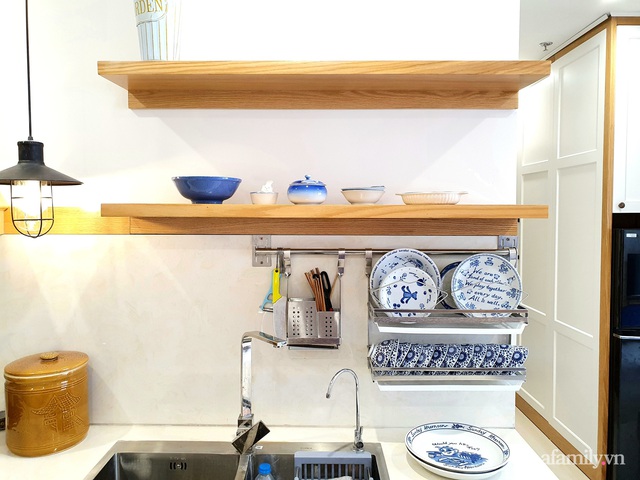 Bếp nhỏ xinh trong căn hộ vỏn vẹn 55m² với điểm nhấn yên bình màu trắng - xanh có chi phí hoàn thiện 40 triệu đồng ở Hà Nội - Ảnh 10.