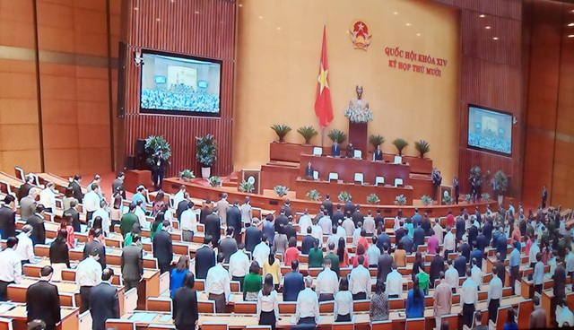 Quốc hội dành 1 phút tưởng niệm đồng bào tử nạn, chiến sĩ hy sinh do bão lũ miền Trung - Ảnh 3.