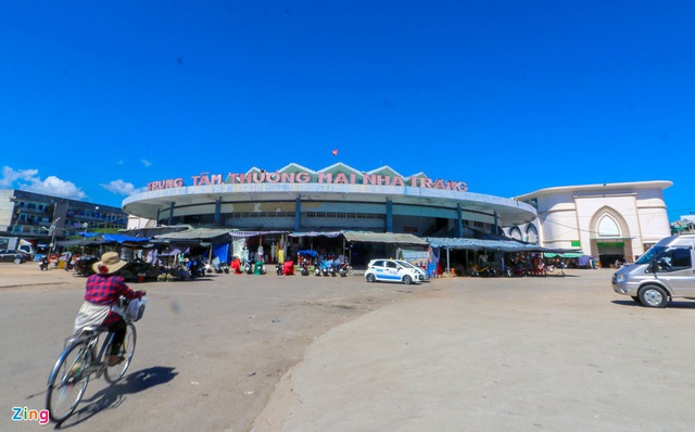 Chợ Đầm Nha Trang ế khách, tiểu thương rao bán sạp hàng loạt - Ảnh 1.