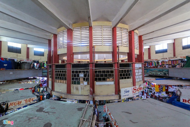 Chợ Đầm Nha Trang ế khách, tiểu thương rao bán sạp hàng loạt - Ảnh 2.