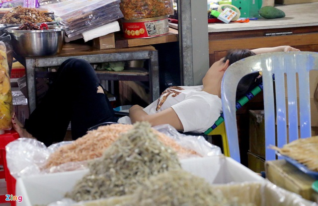 Chợ Đầm Nha Trang ế khách, tiểu thương rao bán sạp hàng loạt - Ảnh 13.