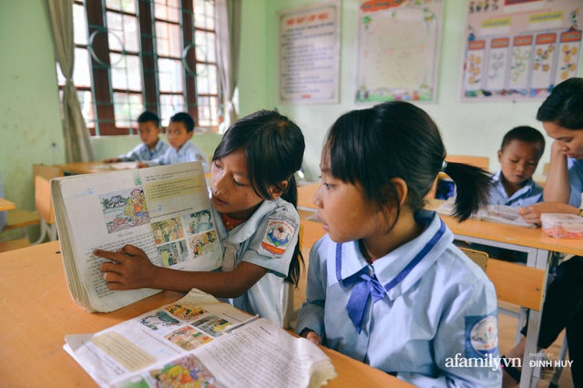 Chuyện của những lớp học trên mây ở Thu Lũm: Cô giáo băng rừng, vượt suối bắt trẻ đi học, cô hổn hển trò tèm lem nước mắt theo cái chữ, con tương lai - Ảnh 16.