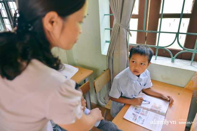 Chuyện của những lớp học trên mây ở Thu Lũm: Cô giáo băng rừng, vượt suối bắt trẻ đi học, cô hổn hển trò tèm lem nước mắt theo cái chữ, con tương lai - Ảnh 17.