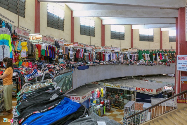 Chợ Đầm Nha Trang ế khách, tiểu thương rao bán sạp hàng loạt - Ảnh 3.