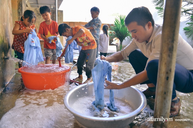 Chuyện của những lớp học trên mây ở Thu Lũm: Cô giáo băng rừng, vượt suối bắt trẻ đi học, cô hổn hển trò tèm lem nước mắt theo cái chữ, con tương lai - Ảnh 21.