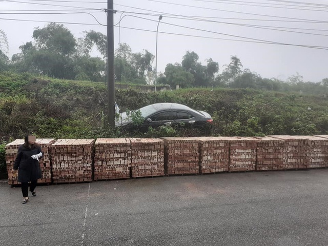  Hiện trường ô tô gặp nạn khiến nhiều anh em phải thốt lên: Nữ tài xế đỉnh cao - Ảnh 4.