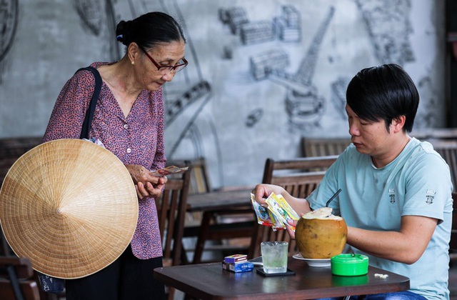Bà giáo U80 ngày bán vé số, tối đứng lớp gieo chữ cho học sinh nghèo - Ảnh 5. Bà giáo U80 ngày bán vé số, tối đứng lớp gieo chữ cho học sinh nghèo - Ảnh 5.