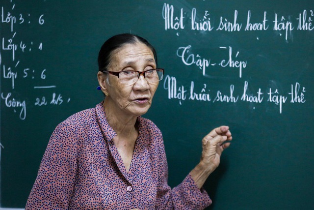 Bà giáo U80 ngày bán vé số, tối đứng lớp gieo chữ cho học sinh nghèo - Ảnh 6.