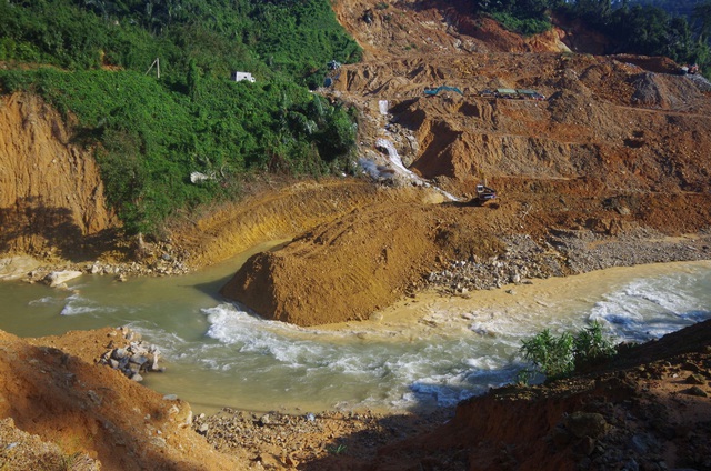 Toàn cảnh cuộc ngăn đập, nắn dòng Rào Trăng 3 tìm kiếm 12 người đã mất tích hơn 1 tháng - Ảnh 1.