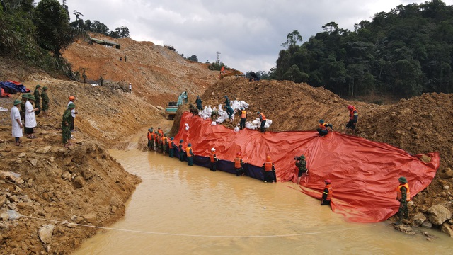 Tìm kiếm 12 công nhân mất tích ở Rào Trăng 3, thấy thêm 1 thi thể - Ảnh 4.