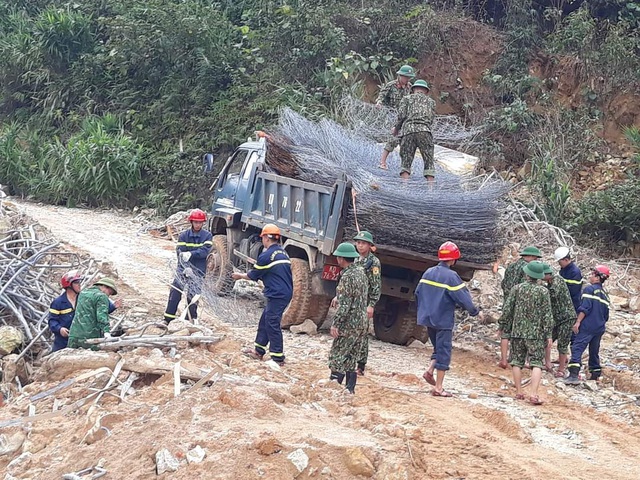 Tìm kiếm 12 công nhân mất tích ở Rào Trăng 3, thấy thêm 1 thi thể - Ảnh 5.