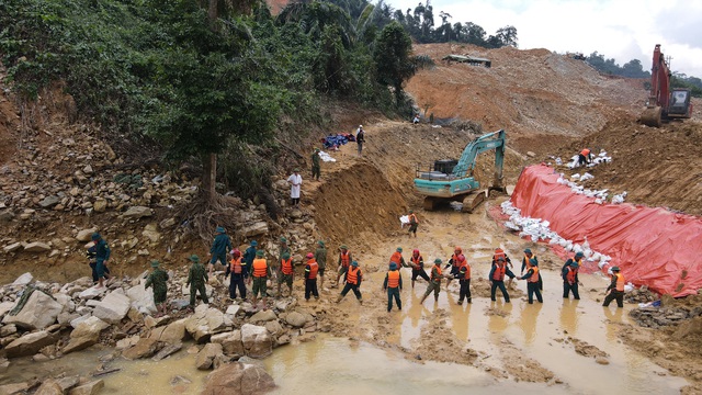 Tìm kiếm 12 công nhân mất tích ở Rào Trăng 3, thấy thêm 1 thi thể - Ảnh 7.