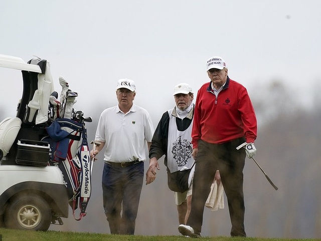 Tổng thống Trump bỏ giữa chừng phiên họp G20 để đi chơi golf - Ảnh 1. Tổng thống Trump bỏ giữa chừng phiên họp G20 để đi chơi golf - Ảnh 1.