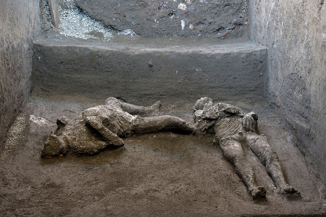 Phát hiện xác nô lệ và chủ nhân nguyên vẹn ở thành phố cổ Pompeii - Ảnh 1.