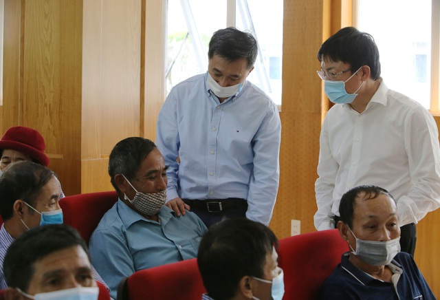 Thứ trưởng Bộ Y tế thăm và tặng quà cho người dân vùng lũ Quảng Bình - Ảnh 1.
