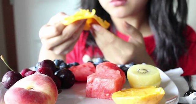Thói quen ăn trái cây cực kỳ sai lầm nên bỏ ngay từ bây giờ - Ảnh 1.
