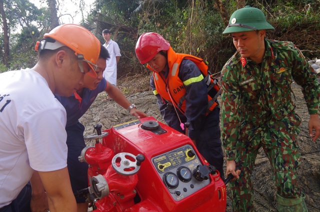 Cứu hộ ở Rào Trăng 3: Phát hiện nhiều hiện vật dưới lòng sông - Ảnh 4.