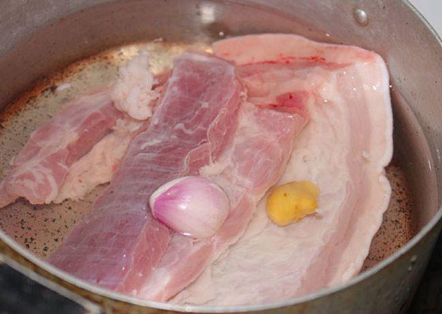 Thịt lợn luộc trắng giòn, thơm lừng, chín ngọt chưa đủ ngon, phải kèm thêm thứ mắm pha chuẩn vị thế này mới đỉnh - Ảnh 2.