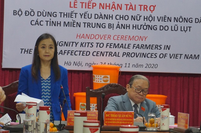 UNFPA trao tặng hơn 5.700 bộ đồ dùng cứu trợ khẩn cấp cho phụ nữ 3 tỉnh miền Trung Việt Nam - Ảnh 2.