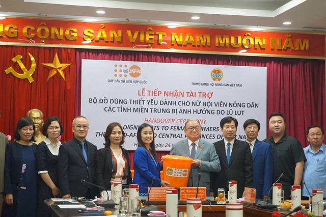 UNFPA trao tặng hơn 5.700 bộ đồ dùng cứu trợ khẩn cấp cho phụ nữ 3 tỉnh miền Trung Việt Nam - Ảnh 4.