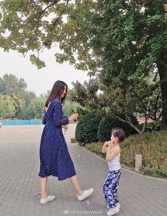 Mới hơn 4 tuổi đã sở hữu nhan sắc cùng chiều cao nổi bật, con gái Hoa hậu Thế giới đẹp nhất mọi thời đại Trương Tử Lâm leo Top hot search - Ảnh 3.