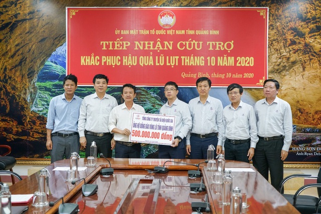 Tổng Giám đốc EVNNPT thăm, trao quà hỗ trợ nhân dân miền Trung và kiểm công tác khắc phục hậu quả mưa lũ| - Ảnh 3.