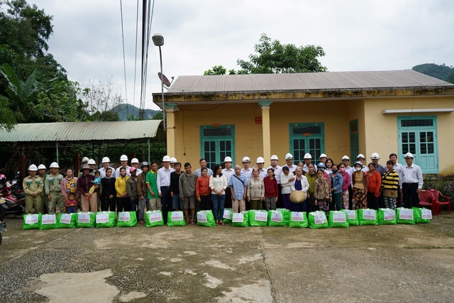 Tổng Giám đốc EVNNPT thăm, trao quà hỗ trợ nhân dân miền Trung và kiểm công tác khắc phục hậu quả mưa lũ| - Ảnh 4.
