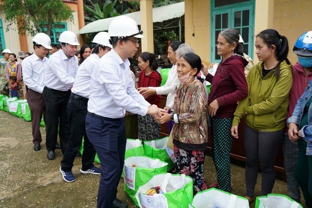 Tổng Giám đốc EVNNPT thăm, trao quà hỗ trợ nhân dân miền Trung và kiểm công tác khắc phục hậu quả mưa lũ| - Ảnh 5.
