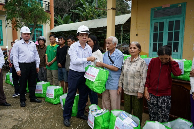 Tổng Giám đốc EVNNPT thăm, trao quà hỗ trợ nhân dân miền Trung và kiểm công tác khắc phục hậu quả mưa lũ| - Ảnh 6.