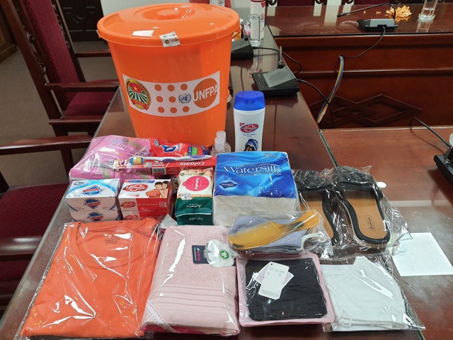 UNFPA trao tặng hơn 5.700 bộ đồ dùng cứu trợ khẩn cấp cho phụ nữ 3 tỉnh miền Trung Việt Nam - Ảnh 5.