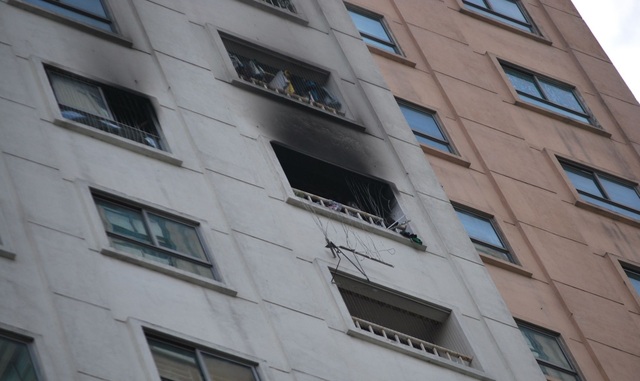 Hà Nội: Nghi vấn nổ bình gas, một căn hộ trên chung cư cao tầng bốc khói nghi ngút - Ảnh 2.