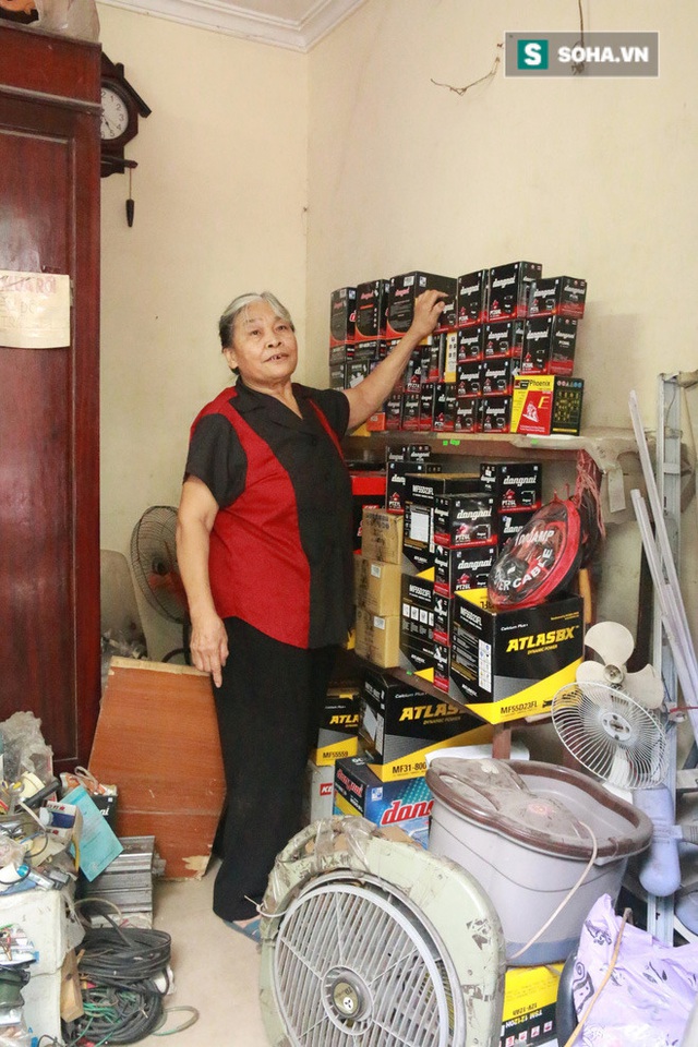  Cụ bà 72 tuổi đam mê sửa điện, thay ắc quy, vừa là chủ vừa là thợ duy nhất trong cửa hàng ngay giữa lòng Hà Nội - Ảnh 2.