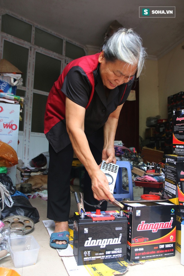  Cụ bà 72 tuổi đam mê sửa điện, thay ắc quy, vừa là chủ vừa là thợ duy nhất trong cửa hàng ngay giữa lòng Hà Nội - Ảnh 5.