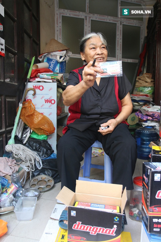  Cụ bà 72 tuổi đam mê sửa điện, thay ắc quy, vừa là chủ vừa là thợ duy nhất trong cửa hàng ngay giữa lòng Hà Nội - Ảnh 6.