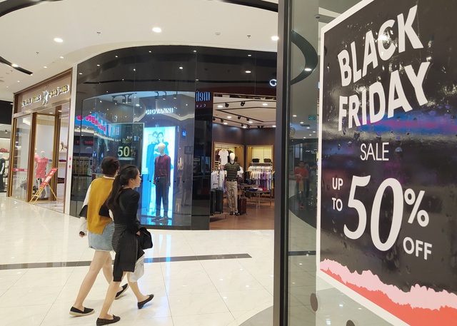 Phố Chùa Bộc nhộn nhịp mua bán dù chưa đến ngày Black Friday - Ảnh 14.