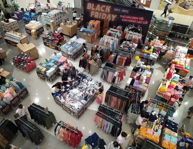 Phố Chùa Bộc nhộn nhịp mua bán dù chưa đến ngày Black Friday - Ảnh 15.